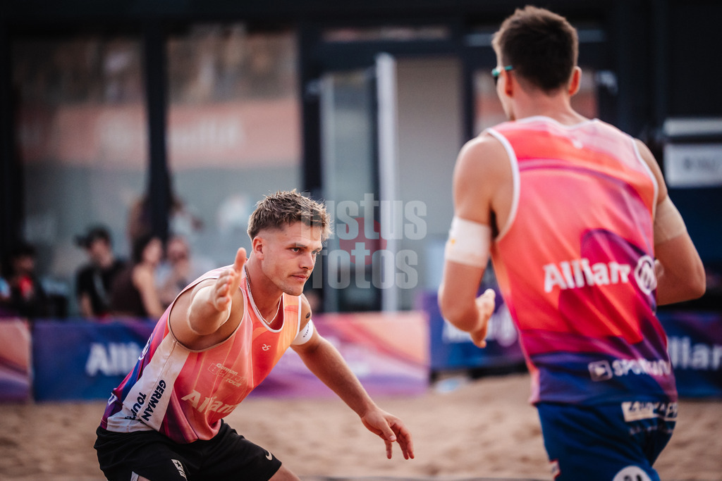 Beachvolleyball | Männer | Allianz German Beach Tour 2025 | Tourstop München | 12.07.2025 | v.l. Luis Kubo klatscht ein mit David Poniewaz
