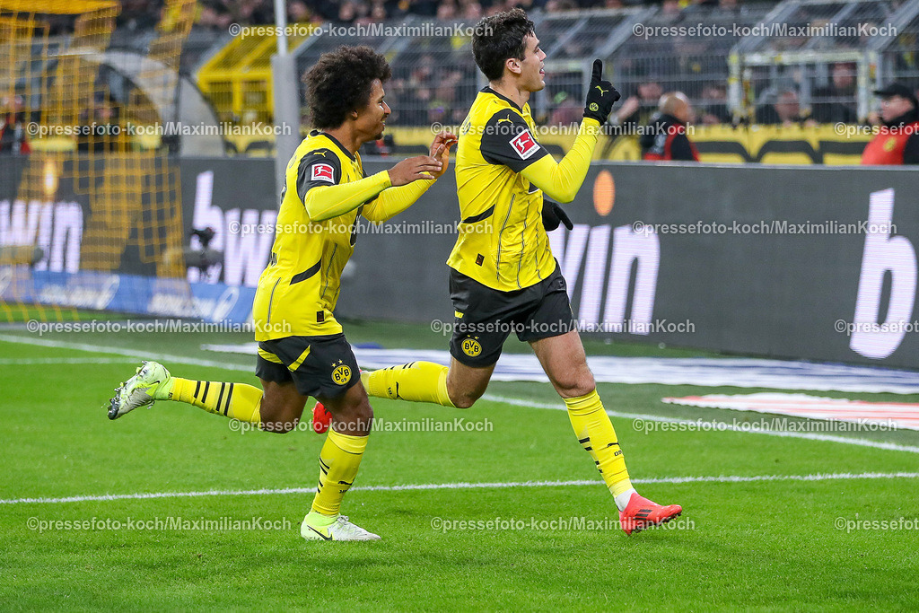 BVB15122401061 | 15.12.2024, Fußball, Borussia Dortmund - TSG 1899 Hoffenheim, 1. Fußball Bundesliga, 14. Spieltag, Signal Iduna Park, Saison 2024 2025: Torjubel nach dem Tor zum 1:0 durch Torschütze Giovanni Reyna (BVB #7) - zusammen mit Karim Adeyemi (BVB #27)DFB regulations prohibit any use of photographs as image sequences and or quasi-video.DFB regulations prohibit any use of photographs as image sequences and or quasi-video.