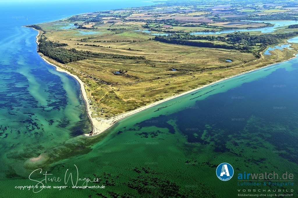 Geltinger Birk Luftbild - ein dynamisches Ökosystem |  Im Oktober 2023 wurde das Naturschutzgebiet durch eine Sturmflut fast komplett überspült, was zu erheblichen Schäden führte. Die Geltinger Birk ist somit ein dynamisches Ökosystem, das durch natürliche Prozesse und menschliche Maßnahmen geprägt ist und einzigartige Naturschönheiten bietet. Seit 1952 ist auch die eingedeichte Kuhlenkoppel südlich des Birknacks Teil des Schutzgebiets, und 1986 wurde die Fläche um Wiesen, das Wäldchen der Alten Plantage und eine 300 Meter breite Wasserfläche zwischen Birknack und Falshöft erweitert.