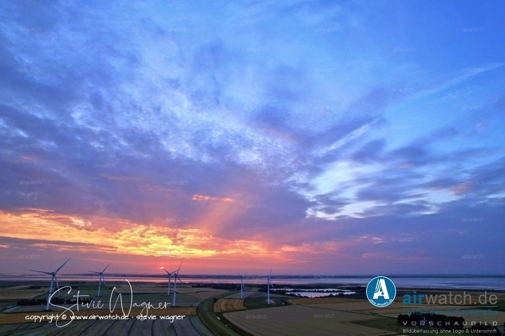 Windpark - Simonsberg | Entdecken Sie atemberaubende Luftbilder und Fotografien auf airwatch.de - Tauchen Sie ein in eine Welt voller faszinierender Aufnahmen aus der Vogelperspektive.