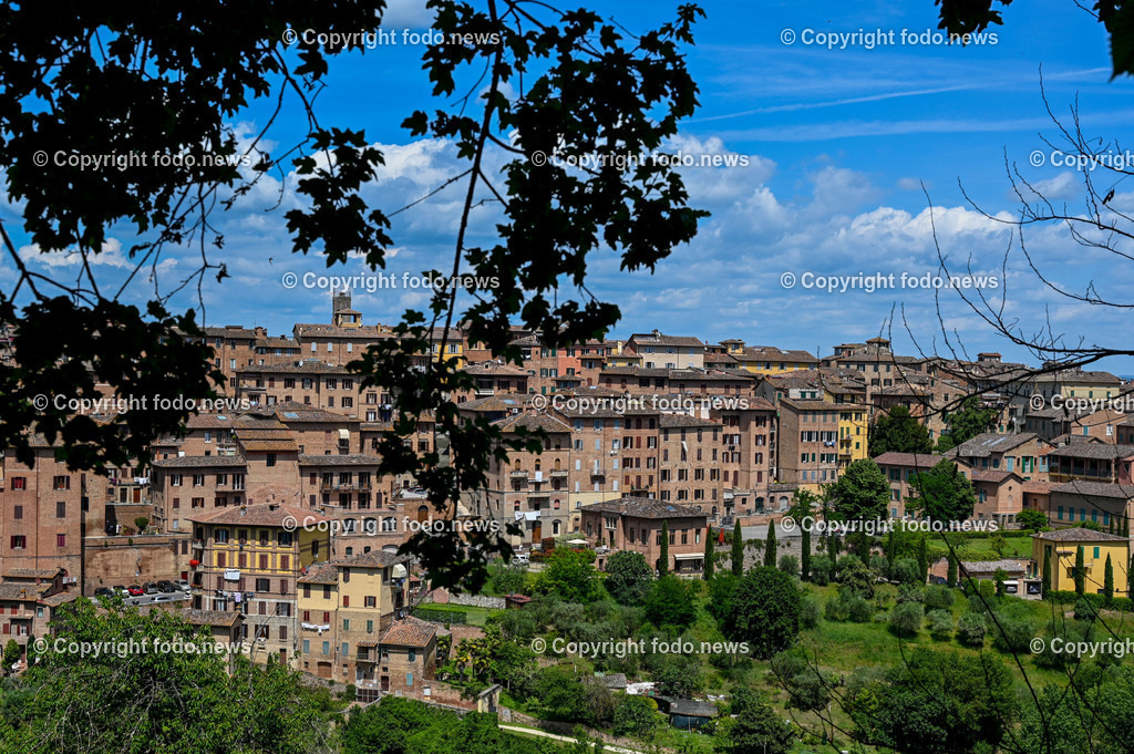 Italien_ Toscana_ Siena_ 27.05.2024-163 | 27.05.2024, Italien, ITA, Toskana, Siena im Bild Stadtansichten, Gebäude, Architektur, Touristen, Historisch, Souvenier, Piazza Del Campo, Dom von Siena


Siena ist Hauptstadt der Provinz Siena und gilt als eine der schönsten Städte der Toskana und Italiens. Die historische Altstadt gehört seit 1995 zum UNESCO-Welterbe. 

