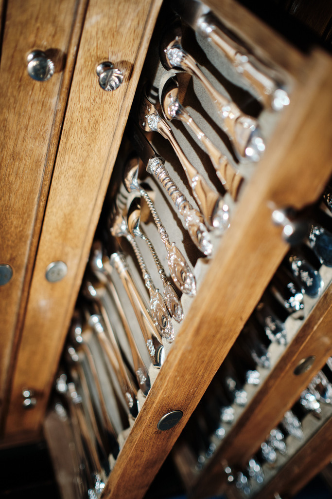 Jarosinski & Vaugoin; Silbernes Besteck in der Lade | Wien, Austria - April 20, 2021: Jarosinski &amp; Vaugoin; Silbernes Besteck in einer Lade im Verkaufsraum. - Realisiert mit Pictrs.com