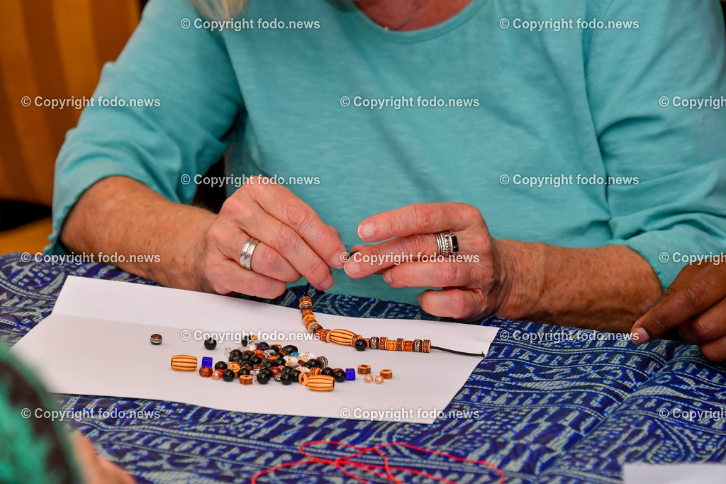 Seniorenzentrum_ Betreuung_ 14.04.2025-3 | 14.04.2025, LINZ, AUT, Seniorenzentrum im Bild Themenbild, Seniorenzentrum, Seniorenheim, Wohnheim, Senioren, Alte Menschen, Haende, Pensionisten, Heim, Pflege, betreutes Wohnen, basteln, Beschaeftigung, Motorik, Betreuung, Feature, Symbolbild