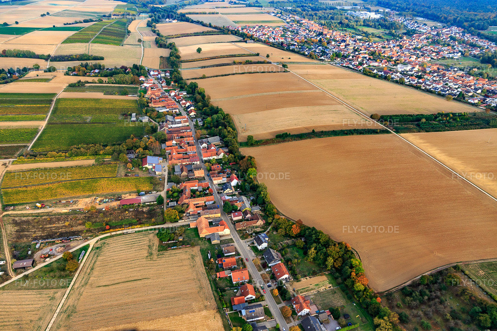 Luftbild: Hauptstraße von Westen in Vollmersweiler im Bundesland Rheinland-Pfalz in Deutschland. Foto: IMG_112060.jpg vom 11.10.2018 durch Werner Riehm/FLY-FOTO.de