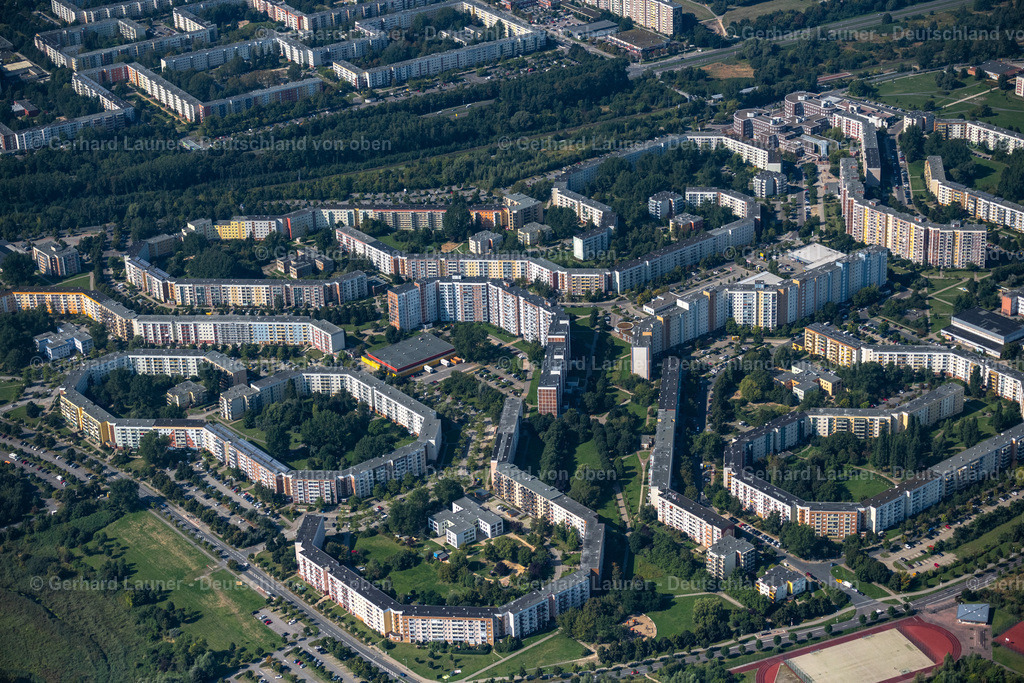 4061934 | ROSTOCK 08.09.2021 Hochhäuser im Wohngebiet einer industriell gefertigten Plattenbau- Siedlung im Ortsteil Groß Klein in Rostock an der Ostseeküste im Bundesland Mecklenburg-Vorpommern, Deutschland. // Skyscrapers in the residential area of industrially manufactured settlement in the district Gross Klein in Rostock at the baltic coast in the state Mecklenburg - Western Pomerania, Germany. Foto: Gerhard Launer