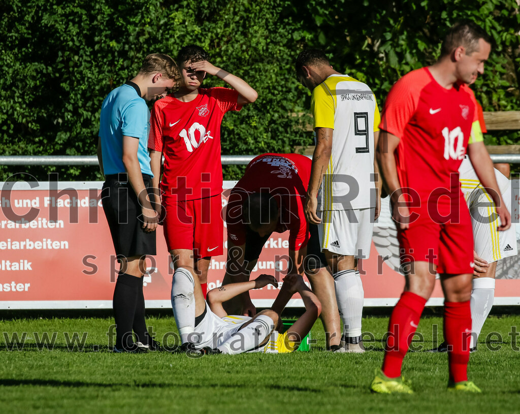 2023-08-18_032_SpVgg_Eichenkofen_gegen_FC_Langenpreising | Erding, Deutschland, 18.08.2023:
Fußball, A-Klasse 2023 / 2024, 3. Spieltag, SpVgg Eichenkofen gegen FC Langenpreising, Endergebnis: 0:2

Schiedsrichter David Gasch, Julian Niedermair (SpVgg Eichenkofen, #17), k.A. (SpVgg Langenpreising, #8), Patrick Listl (SpVgg Langenpreising, #9)

Foto: Christian Riedel / fotografie-riedel.net