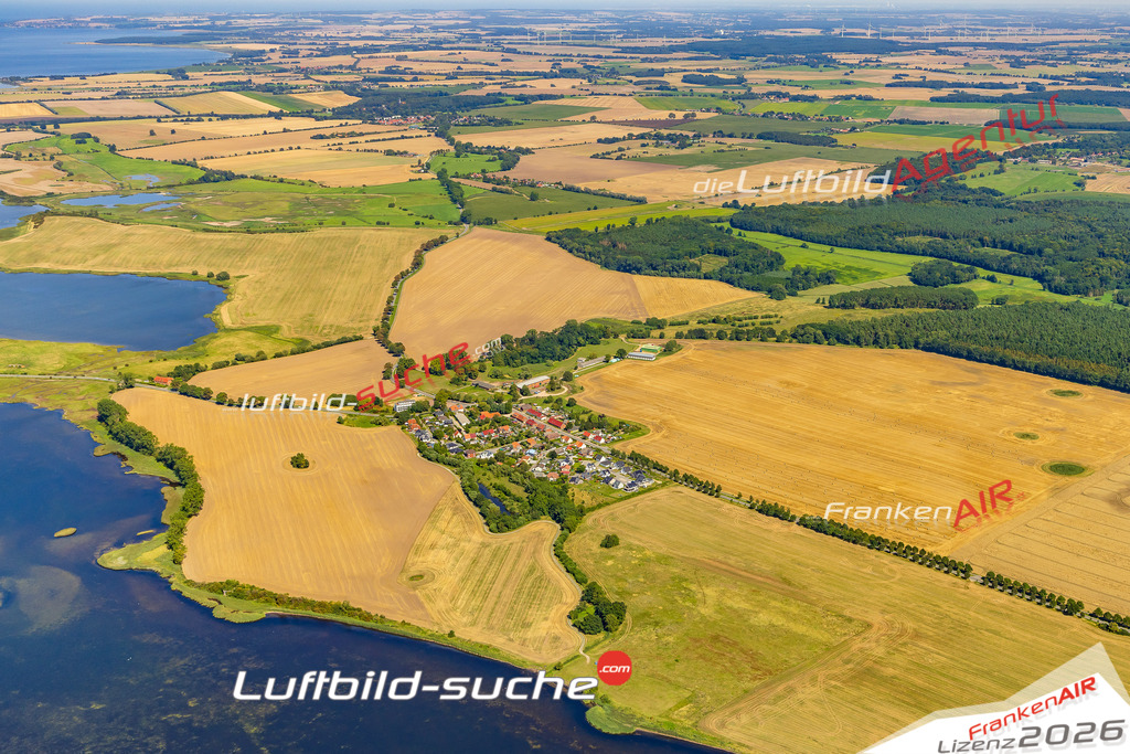 Klassische Luftaufnahme ohne Drohne zeigt:Groß Strömkendorf bei Blowatz - Die Luftbildaufnahme wurde 2025 vom UL-Flugzeug heraus erstellt ( keine Drohnenaufnahme ) - Hochauflösende Luftaufnahme -Nicht vergleichbar mit Google Maps oder Satelittenbilder- Die Geschenkidee !Mit Lizenz und Bildrechte bestellbar