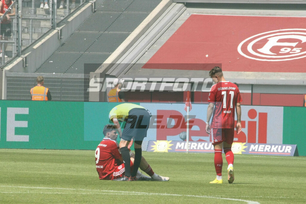 Fortuna Düsseldorf - Hannover 96 | Dawid Kownacki sitzend - © Sportfoto-Sale (MK) - Realisiert mit Pictrs.com