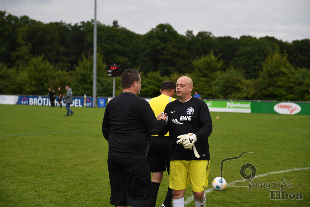 SV Brake Ü40-BW Bümmerstede (Ü40) | Kreispokal Finale Jade-Weser-Hunte Ü40; SV Brake Ü40 (rot)-BW Bümmerstede Ü40 (weiß) am 15.06.2025 in Rastede (Sportanlage Köttersweg), Photo: Philip Eiben 2025 - Realisiert mit Pictrs.com