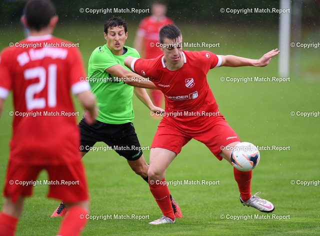 Fussball Landesliga  2021/2022: SG Empfingen - SV Nehren | Fussball  Landesliga  2021/2022    07.08.2021SG Empfingen - SV NehrenPhilipp Kress (SG Empfingen, re) gegen Benjamin Schindler (SV Nehren, Mitte)FOTO: ULMER PressebildagenturxxNOxMODELxRELEASExx