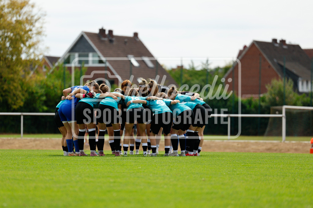 Fußball I Frauen I Westfalenpokal 26-27 I DJK GW Amelsbüren - SSV Rhade  I 18649 | SSV Rhade im Mannschaftskreis vor Beginn des Spiels - Realisiert mit Pictrs.com