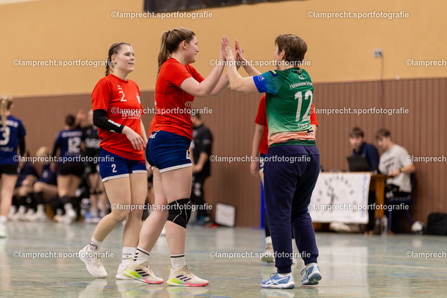 Handball I Damen I Saison 2025-2026 I Verbandsliga Süd I 15. Spieltag I HSG Kalkberg 06 - HSG Holsteinische Schweiz 176 | v.l. Anna Schmidt-Holländer (4, HSG Holsteinische Schweiz), Danika Hahn (12, HSG Holsteinische Schweiz) - Realisiert mit Pictrs.com