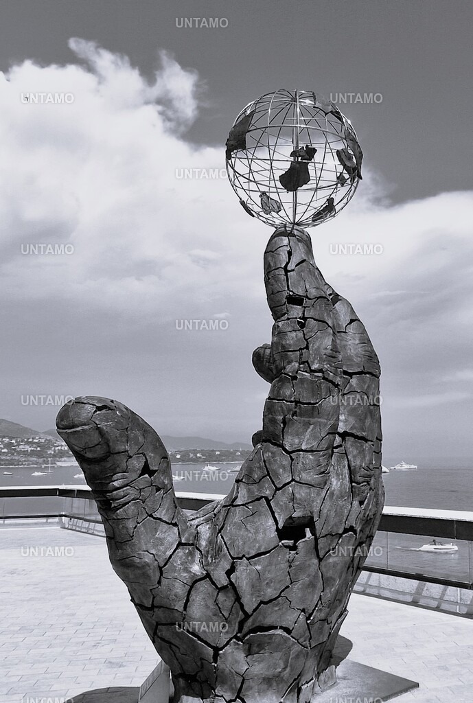 FussballHandSkulpturMonacoSW | untamo - Realisiert mit Pictrs.com