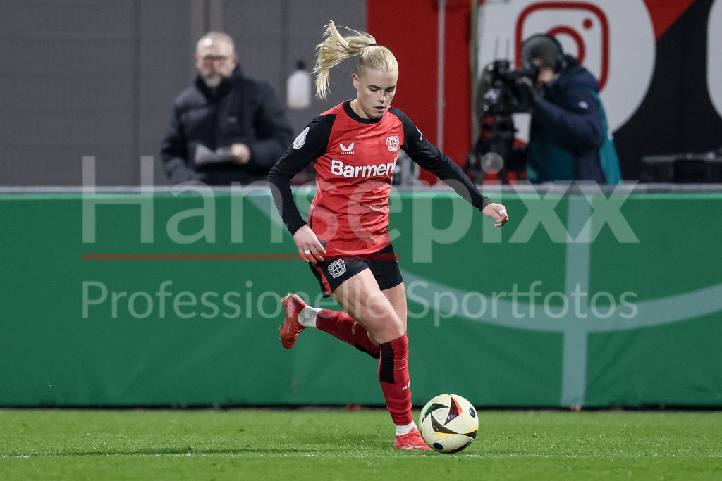 Fussball, DFB-Pokal Frauen, Bayer 04 Leverkusen - SV Werder Bremen | v.li.: Cornelia Kramer (Bayer 04 Leverkusen, 7) am Ball, Freisteller, Einzelbild, Ganzkörper, Aktion, Action, Spielszene, DIE DFB-RICHTLINIEN UNTERSAGEN JEGLICHE NUTZUNG VON FOTOS ALS SEQUENZBILDER UND/ODER VIDEOÄHNLICHE FOTOSTRECKEN. DFB REGULATIONS PROHIBIT ANY USE OF PHOTOGRAPHS AS IMAGE SEQUENCES AND/OR QUASI-VIDEO.