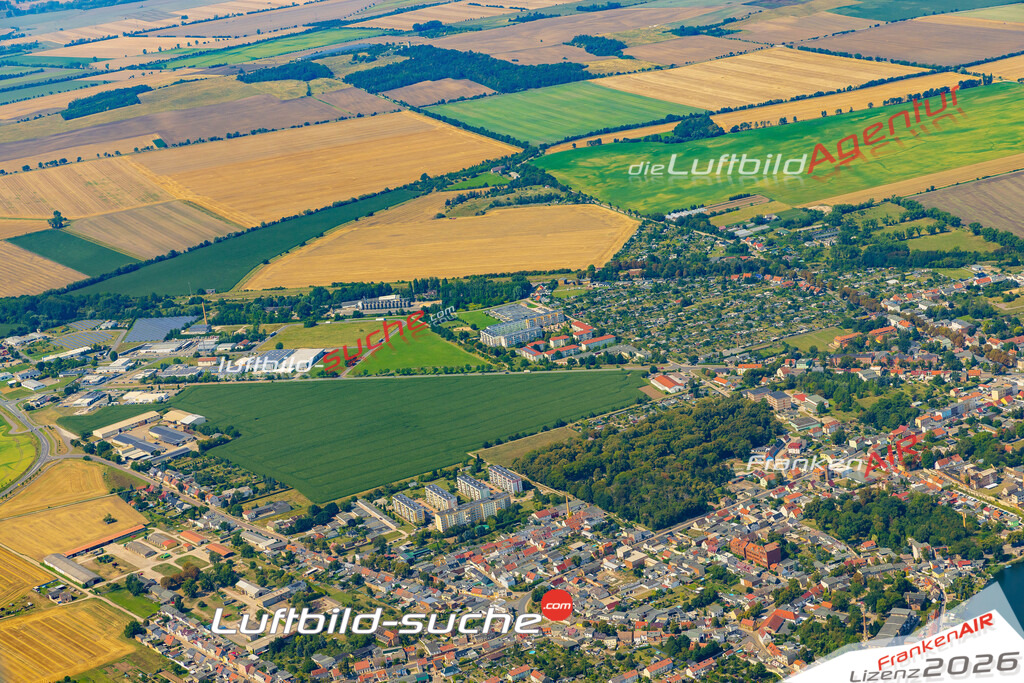 Neue Luftbildaufnahme der Stadt Calbe - Das Luftbild wurde 2025 vom UL-Flugzeug heraus erstellt ( keine Drohnenaufnahme ) - Hochauflösende Luftaufnahme - für Wandbilder und großformatige Ausdrucke geeignet. Das besondere Geschenk!Hier alle&nbsp;Infos zur Lizenzierung der LuftaufnahmeWir fliegen auch dieses Jahr wieder in Ihre Region um Luftbilder zu erstellen.- Luftbild anfragen