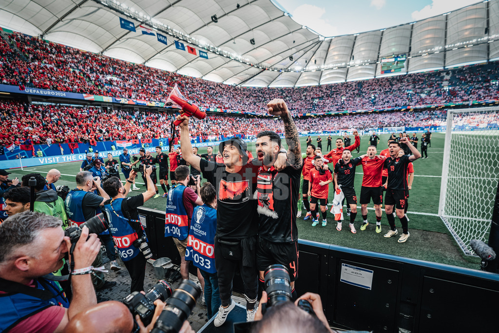 Fußball | Herren | UEFA-Fußball-Europameisterschaft 2024 | Gruppe B | Kroatien vs. Albanien | 19.06.2024 | Elseid Hysaj (#4, Albanien) feiert mit den Fans