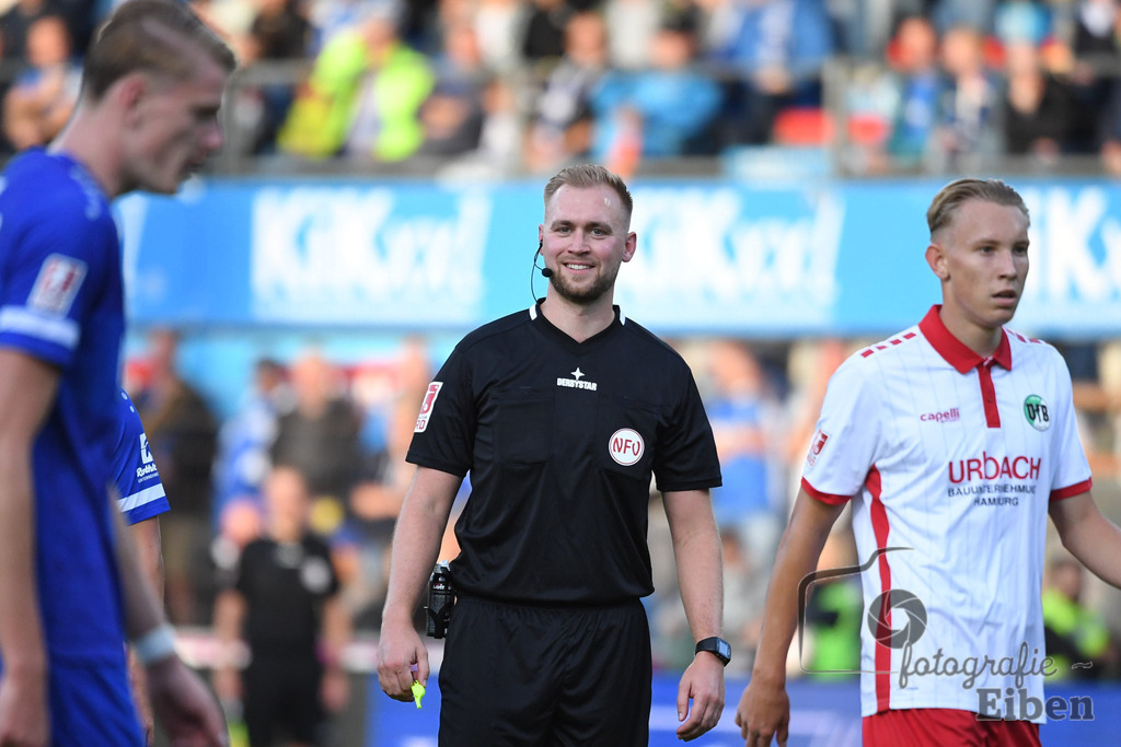SV Meppen-VfB Lübeck | Herren Regionalliga Nord; SV Meppen (blau)-VfB Lübeck (weiß) am 01.08.2025 in Meppen (Hänsch-Arena), Photo: Philip Eiben 2025 - Realisiert mit Pictrs.com
