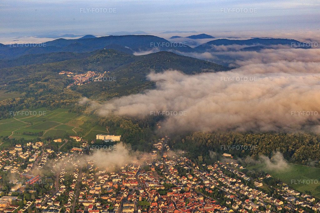 Luftbild: Stadtansicht unter tiefen Wolken aus Osten in Bad Bergzabern im Bundesland Rheinland-Pfalz in Deutschland. Foto: IMG_107799.jpg vom 10.06.2018 durch Werner Riehm/FLY-FOTO.de