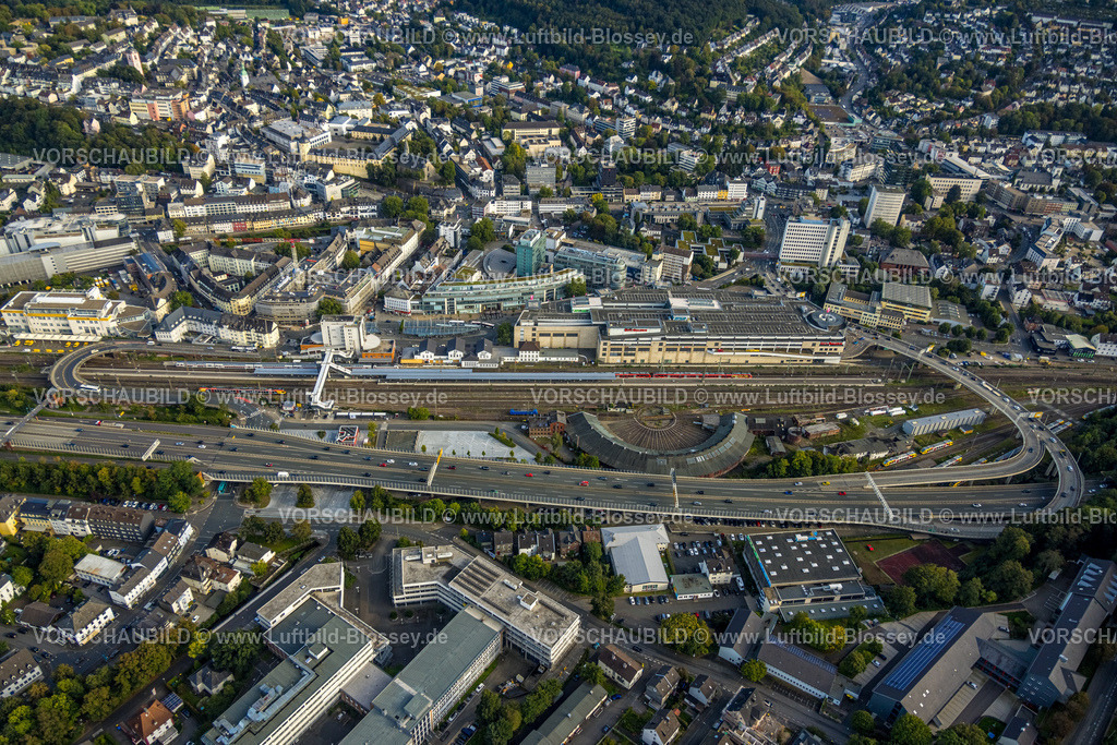 Siegen230912544 | Luftbild, City, Bogen der Hüttentalstraße Bundesstraße B54 über Bahngleise am Hauptbahnhof an der City-Galerie, Ringlokschuppen, Bogen der Freudenberger Straße über die Bahngleise am Hauptbahnhof, Fußgängerbrücke über den Bahnhof, Siegen-Kernband, Siegen, Siegerland, Nordrhein-Westfalen, Deutschland