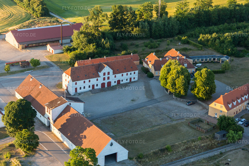 Luftbild: Klintholm Møn (DK), Klintholm Gods in Borre im Bundesland Sjælland in Dänemark. Foto: IMG_108732.jpg vom 04.07.2018 durch Werner Riehm/FLY-FOTO.de