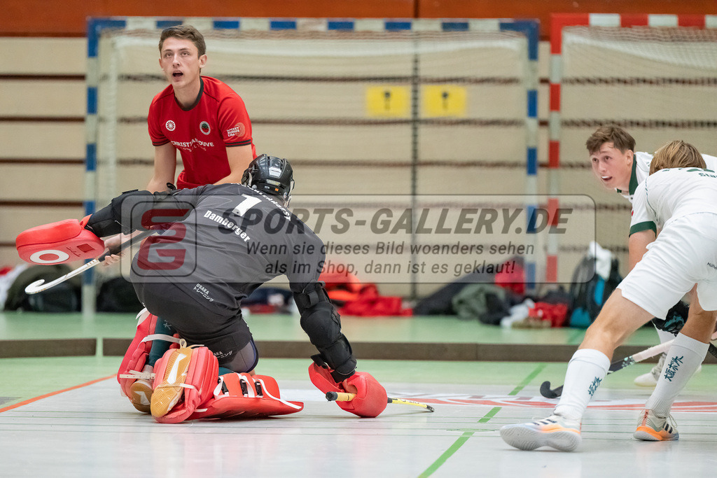 HK_20240114_108257 | 1. Bundesliga Herren Crefelder HTC - Uhlenhorst Mülheim am 14.1.2024 Halle Glockenspitz, Krefeld , Schröder Mika ( Crefelder HTC #33 ) , Felix Damberger ( Uhlenhorst Mülheim #1 )