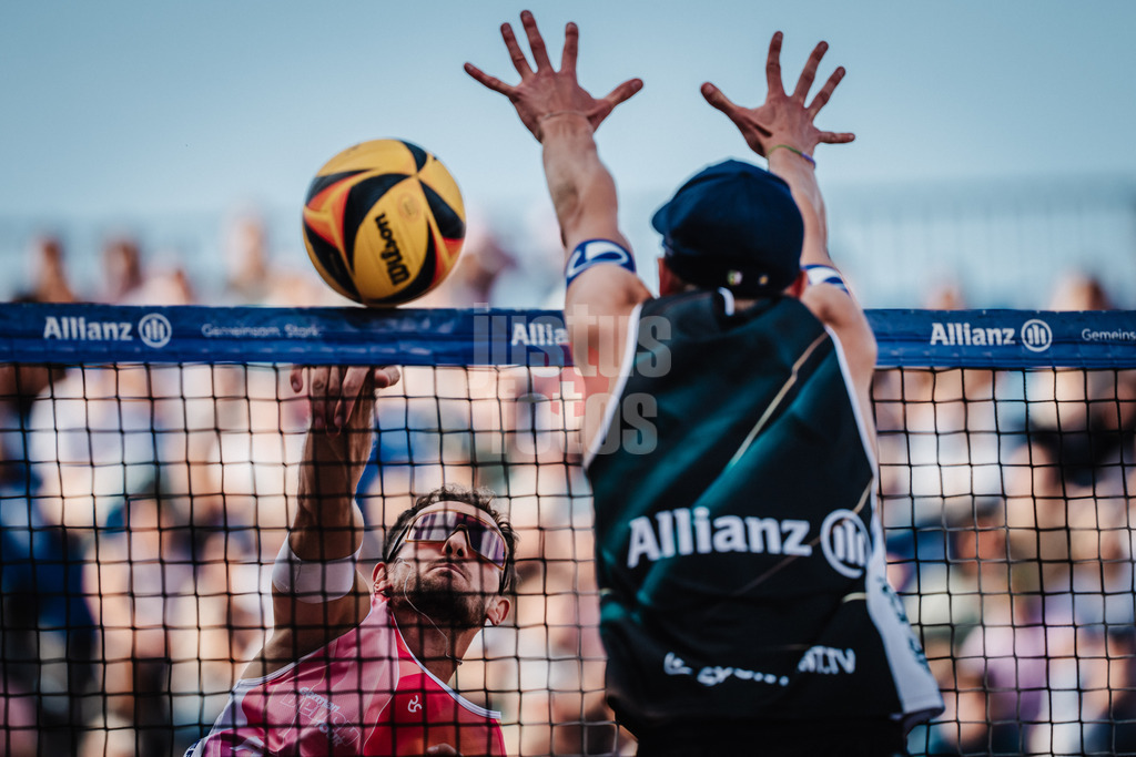 Beachvolleyball | Männer | Deutsche Meisterschaften 2025 Timmendorfer Strand | 05.09.2025 | v.l. Jonas Sagstetter beim Angriff gegen Momme Lorenz