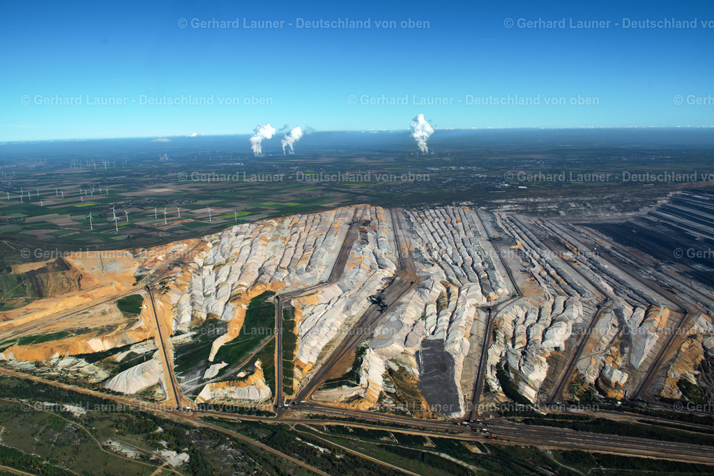 3704443 | ELSDORF 14.10.2017 Landschafts Strukturen der Abraum Flächen des Braunkohle Tagebau Niederzier in Hambach in Nordrhein-Westfalen, dem größten von der RWE Power AG (ehemals Rheinbraun AG) zur Förderung von Braunkohle betriebene Tagebau. Weiterführende Informationen bei: RWE AG. // Niederzier coal mine in Hambach in North Rhine-Westphalia. Further information at: RWE AG. Foto: Gerhard Launer