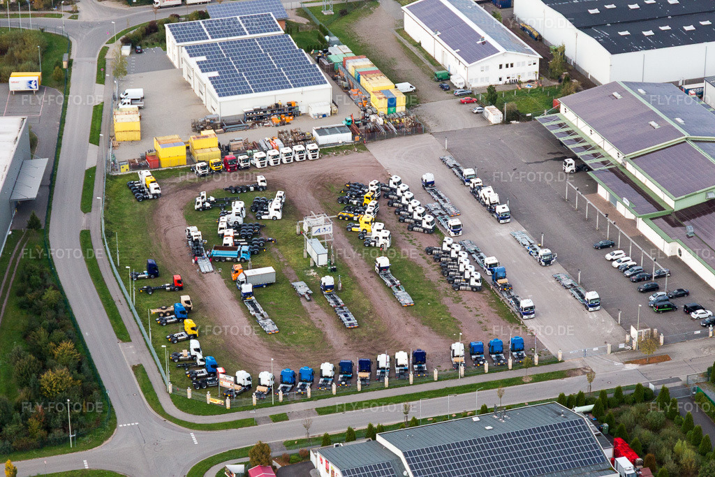 Luftbild: Disco-Parkplatz im Gewerbegebiet Horst im Ortsteil Minderslachen in Kandel im Bundesland Rheinland-Pfalz in Deutschland. Foto: IMG_103883.jpg vom 01.10.2017 durch Werner Riehm/FLY-FOTO.de
