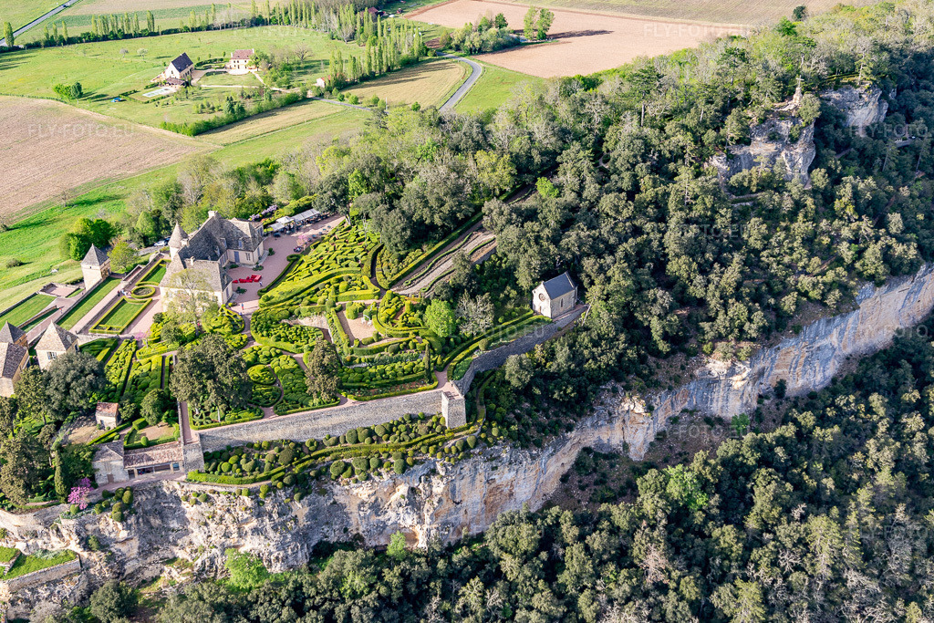Vue aérienne: Jardins de Marqueyssac à Vézac dans le département Dordogne, France. Photo: IMG_113445.jpg prise le 16/04/2019 par Werner Riehm/FLY-FOTO.eu – Résolution de l'original: 5124 x 3416 px