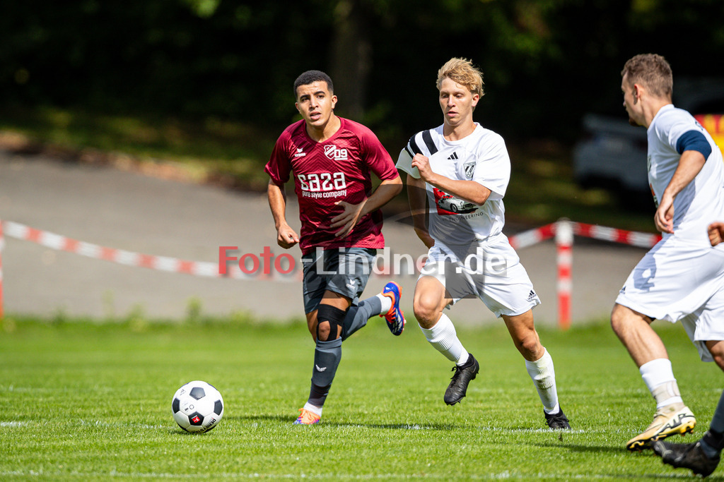 SV Polling II gegen SG Söcking/Starnberg | Fußball A-Klasse Herren Oberbayern Zugspitze Gruppe 5 7. Spieltag, SV Polling II gegen SG Söcking/Starnberg, 20240915,Lukas Fendt (SV Polling II 15) am Ball,2024-09-15 in Polling (Sportplatz Polling), Mohamend Japani (SG Söcking/Starnberg 14), Lukas Fendt (SV Polling II 15)Copyright: WolfgangxLindner www.foto-lindner.de / shop.foto-lindner.de