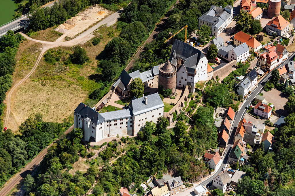 dr__0030505.jpg | LEISNIG 24.07.2019 Blick auf die Burg Mildenstein in Leisnig im Bundesland Sachsen. Das Schloss , das im 10. Jahrhundert errichtet wurde, ist Eigentum des Freistaates Sachsen und wird von dem Staatsbetrieb „Staatliche Schlösser, Burgen und Gärten Sachsen" verwaltet. Die Höhenburg wird seit 1890 als Museum durch den Leisniger Geschichts- und Altertumsverein genutzt. // View of the castle Mildenstein in Leisnig in Saxony. The castle, which was built in the 10th Century, is the property of the Free State of Saxony and is administered by the state enterprise "State Palaces, Castles and Gardens of Saxony." The hill fort has been used since 1890 as a museum by the Leisniger history and ancient society. Foto: Daniel Reiter