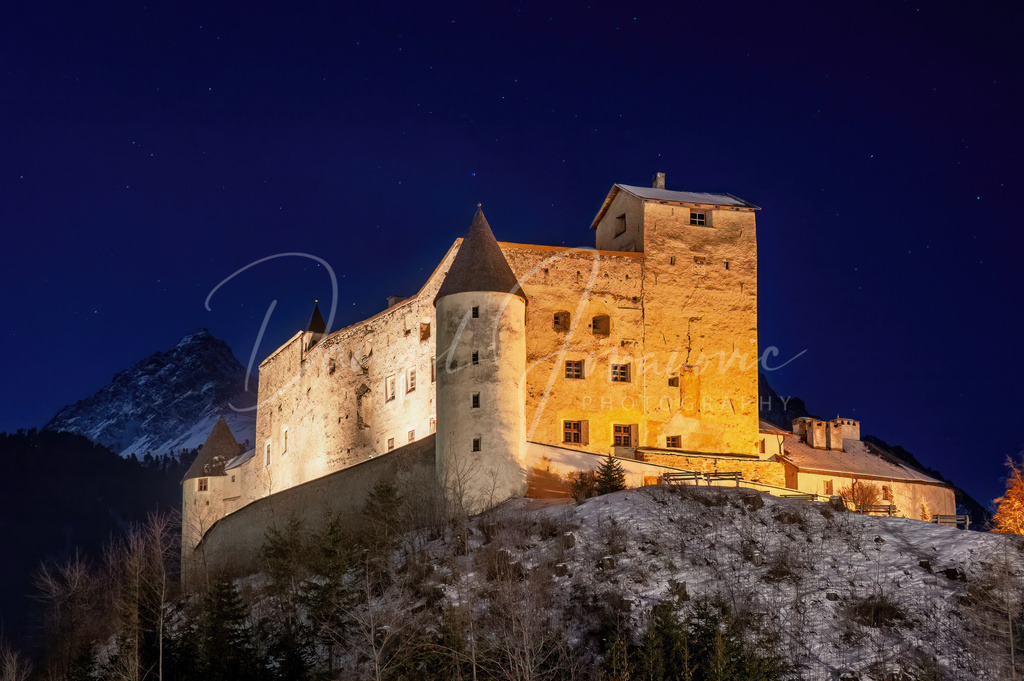 Schloss Naudersberg | dahinter die Bergkastelspitze