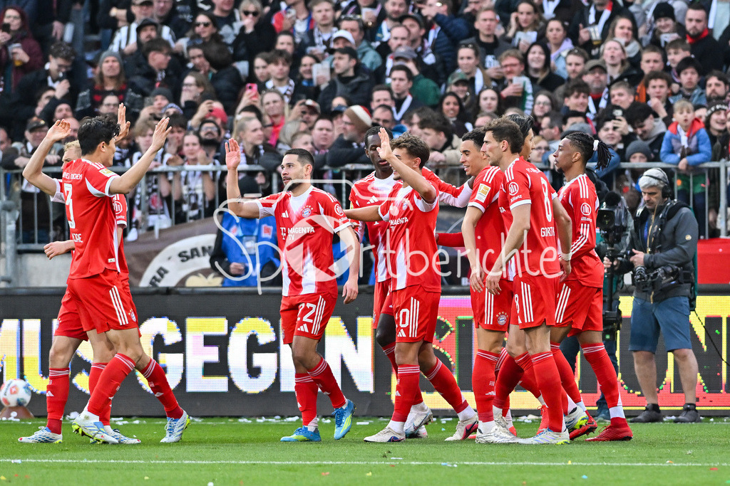 FC St. Pauli - FC Bayern München | ST. PAULI, DEUTSCHLAND - 11. APRIL: Jubel der Bayern nach dem Treffer zum 0-3 durch Michael OLISE (FC Bayern Munich 17) / Tor / Torschuetze / Freude / Happy während dem Bundesligamatch zwischen dem FC St. Pauli und dem FC Bayern München am 29. Spieltag im Millerntor Stadion / DFL REGULATIONS PROHIBIT ANY USE OF PHOTOGRAPHS AS IMAGE SEQUENCES AND/OR QUASI-VIDEO