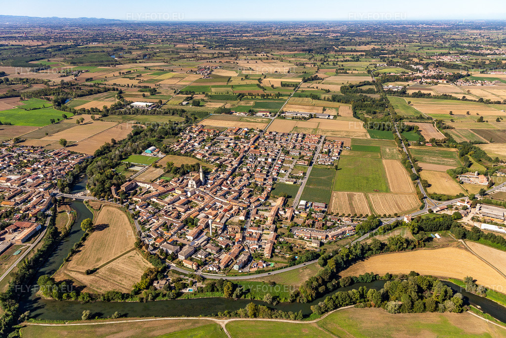 Vue aérienne: Vue de la ville à Montodine dans le département Cremona, Italie. Photo: IMG_134406.jpg prise le 18/09/2022 par Werner Riehm/FLY-FOTO.eu – Résolution de l'original: 5338 x 3559 px