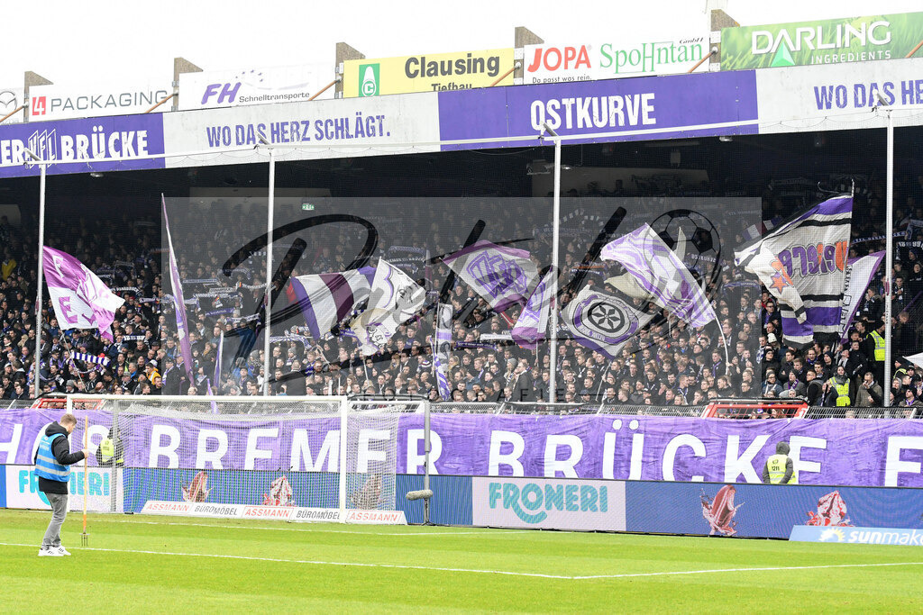 20200208_OSNFCN_0034 | Fußball, Herren: . Die Fans von VfL Osnabrueck waehrend des Spiels der 2. Bundesliga zwischen VfL Osnabrueck und 1. FC Nuernberg im Stadion an der Bremer Bruecke am 08.02.2020 in Osnabrueck, Deutschland.DFB / DFL REGULATIONS PROHIBIT ANY USE OF PHOTOGRAPHS AS IMAGE SEQUENCES AND/OR QUASI-VIDEO. - Realisiert mit Pictrs.com