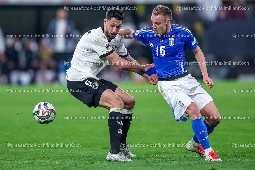 DFB23032502218 | 23.03.2025, Fußball, Viertelfinale UEFA Nations League, Deutschland - Italien, Signal Iduna Park, Saison 2024 2025: Tim Kleindienst (GER #09) im Zweikampf gegen Davide Frattesi (ITA #16) DFB regulations prohibit any use of photographs as image sequences and or quasi-video.