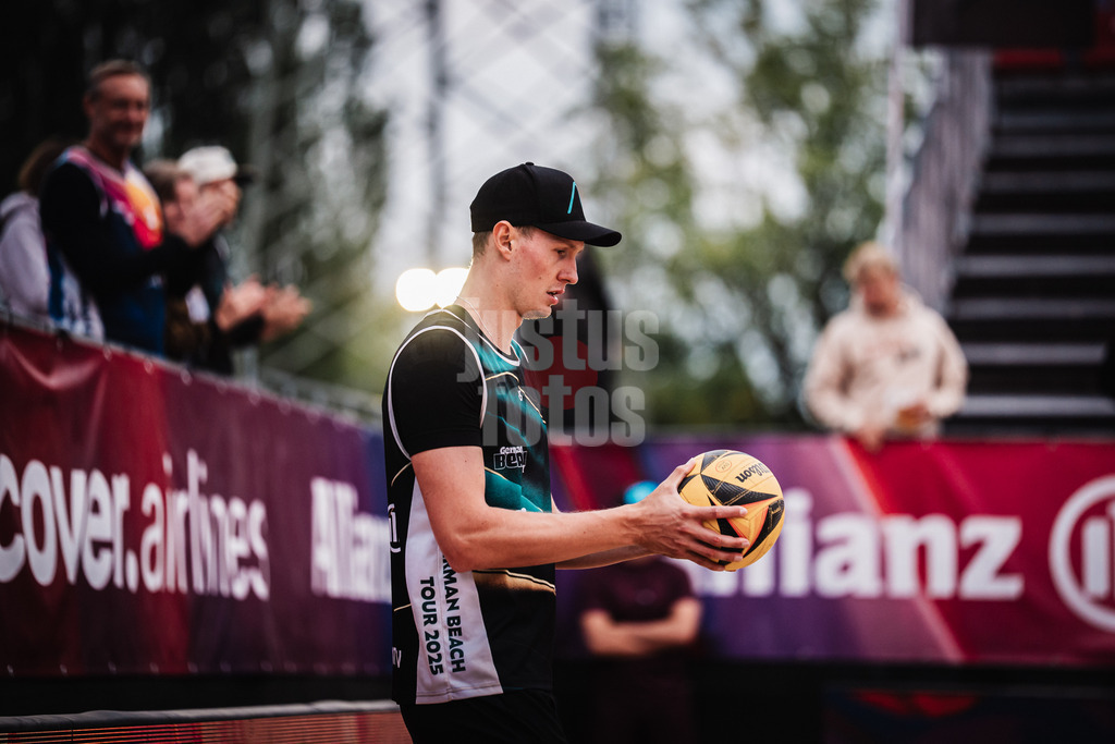 Beachvolleyball | Männer | Allianz German Beach Tour 2025 | Tourstop Berlin | 22.08.2025 | Robin Sowa beim Aufschlag