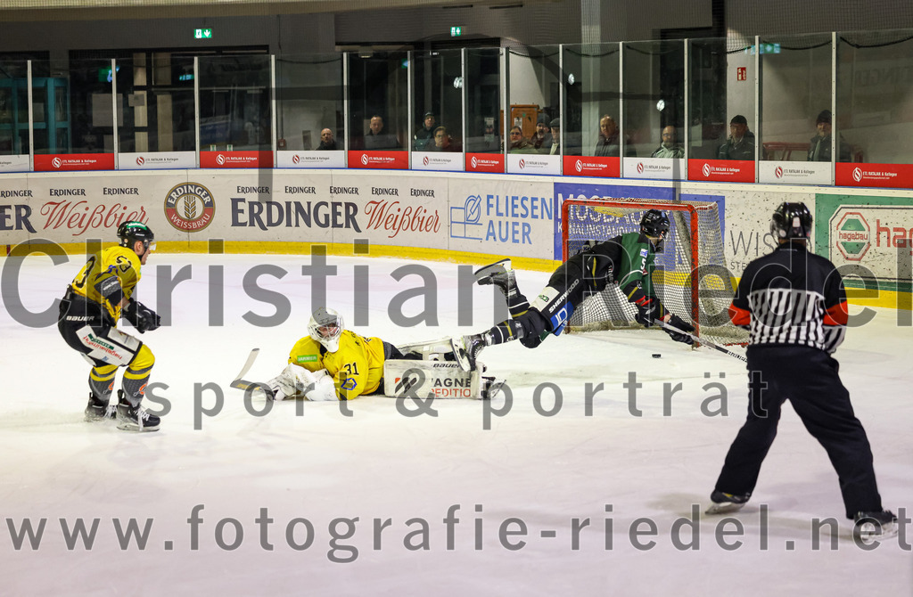 2023-02-10_142_TSV_Erding_gegen_ERSC_Amberg | Erding, Deutschland, 10.02.2023:
Eishockey, Bayernliga Meisterrunde Gruppe B 2022 / 2023, 3. Spieltag, TSV Erding gegen ERSC Amberg, Endergebnis: 6:3

Marc Roth (ERSC Amberg, #53), Torwart Timon Bätge (ERSC Amberg, #31), Florian Zimmermann (Erding Gladiators, #5)

Foto: Christian Riedel / fotografie-riedel.net