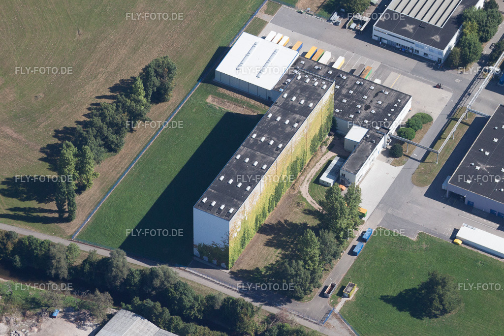 Hochregal- Lager-Gebäudekomplex und Logistikzentrum auf dem Gelände Tesa Werk Offenburg GmbH an der Kinzigstraße im Ortsteil Bühl | Luftbild: Hochregal- Lager-Gebäudekomplex und Logistikzentrum auf dem Gelände Tesa Werk Offenburg GmbH an der Kinzigstraße im Ortsteil Bühl in Offenburg im Bundesland Baden-Württemberg in Deutschland. Foto: IMG_20840.jpg vom 31.08.2009 durch Werner Riehm/FLY-FOTO.de - Realisiert mit Pictrs.com