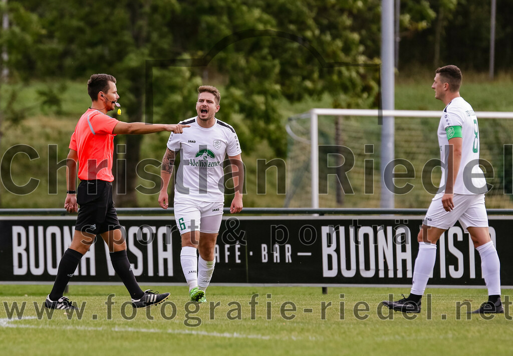 2023-10-14_069_FC_Langengeisling_gegen_TSV_Siegsdorf | Erding, Deutschland, 14.10.2023:
Fußball, Bezirksliga Oberbayern Ost 2023 / 2024, 13. Spieltag, FC Langengeisling gegen TSV Siegsdorf, Endergebnis: 3:0

Elfmeter für den FC Langengeisling
Schiedsrichter Xaver Fabisch, Josef Wittmann (TSV Siegsdorf, #6), Maximilian Huber (TSV Siegsdorf, #8)

Foto: Christian Riedel / fotografie-riedel.net