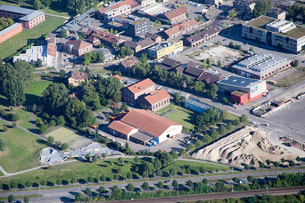 Luftbild: Alter Schlachthof im Ortsteil Oststadt in Karlsruhe im Bundesland Baden-Württemberg in Deutschland. Foto: IMG_093020.jpg vom 13.08.2016 durch Werner Riehm/FLY-FOTO.de
