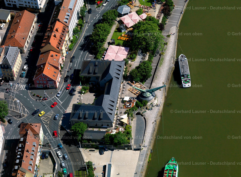 2737361 | WüRZBURG 21.08.2021 Passagier- und Fahrgast- Schiff vor dem Gastronomie - Restaurant - Gebäude mit dem " Brauerei-Gasthof Alter Kranen " im Ortsteil Altstadt in Würzburg im Bundesland Bayern, Deutschland. Weiterführende Informationen bei: Alter Kranen GmbH,  Locanda Würzburg GmbH,  Veitshöchheimer Personenschifffahrt GmbH. // Passenger ship in front of the gastronomy - restaurant - building with the " Brauerei-Gasthof Alter Kranen " in the district Altstadt in Wuerzburg in the state Bavaria, Germany. Further information at: Alter Kranen GmbH,  Locanda Wuerzburg GmbH,  Veitshoechheimer Personenschifffahrt GmbH,  Locanda Wuerzburg GmbH,  Veitshoechheimer Personenschifffahrt GmbH. Foto: Gerhard Launer