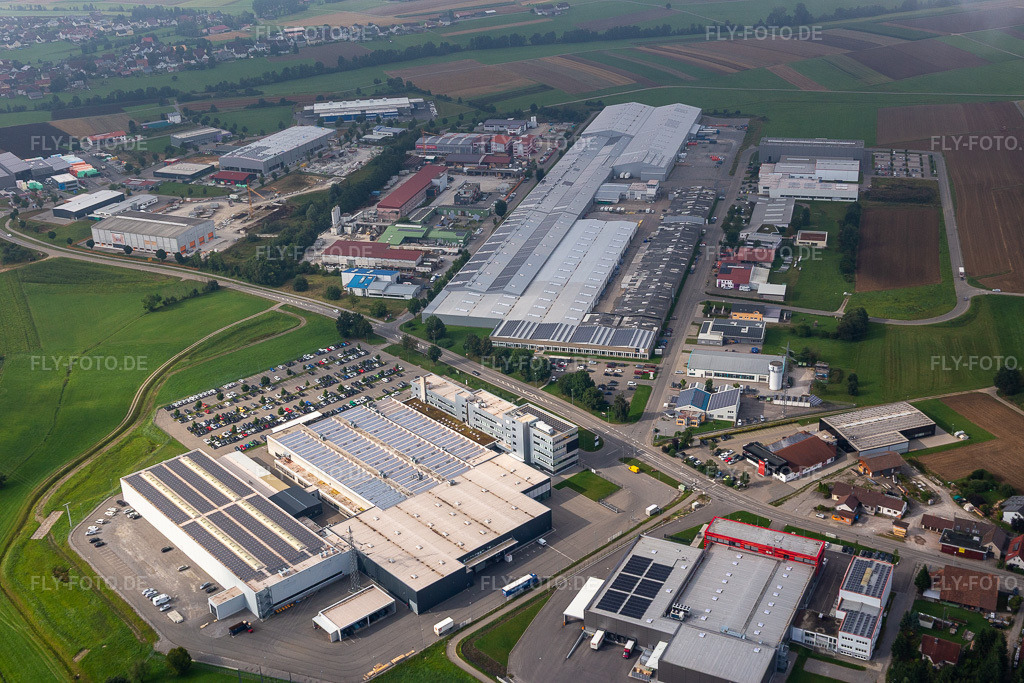 Luftbild: Industrie- und Gewerbegebiet mit Beton - Fertigteil - Union GmbH & Co. KG; Schwäbische Werkzeugmaschinen GmbH, KMS Automation GmbH. im Ortsteil Waldmössingen in Schramberg im Bundesland Baden-Württemberg in Deutschland. Foto: IMG_128659.jpg vom 27.08.2021 durch Werner Riehm/FLY-FOTO.de