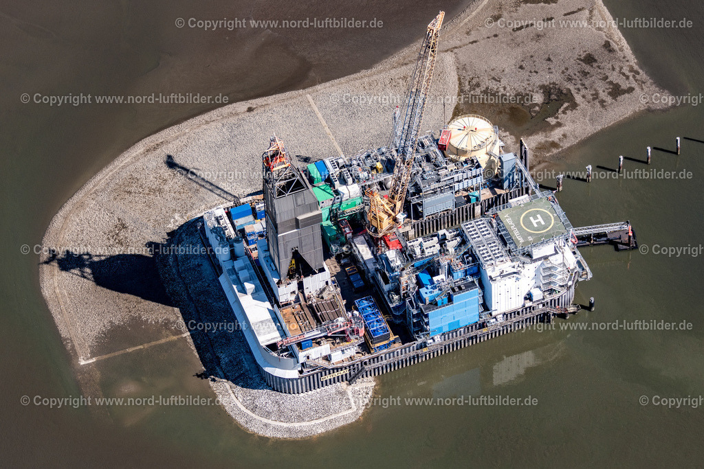 Mittelplate_ELS_7615130822 | FRIEDRICHSKOOG 13.08.2022 Blick auf das Ölfeld Mittelplate mit der gleichnamigen Bohr- und Förderinsel Mittelplate A der RWE und der Wintershall Holding GmbH in der Nordsee im Bundesland Schleswig-Holstein. // View of the Oil field Mitelplate with the oil drilling and production island Mittelplate A operated by RWE and Wintershall Holding in the North Sea. Foto: Martin Elsen