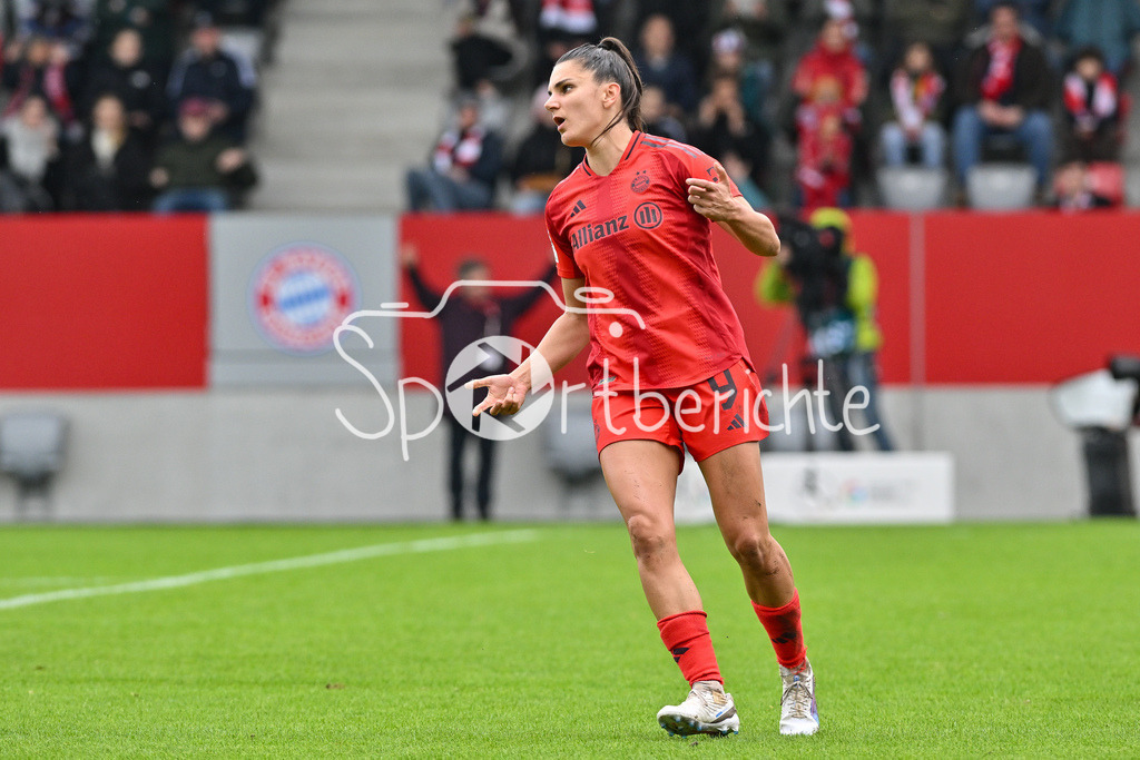 FC Bayern München Frauen - TSG 1899 Hoffenheim Frauen | Jovana DAMNJAVOVIC (FCB #9) aergert sich ueber eine vergebene Torchance / Frauen Bundesliga: FC Bayern München Frauen - 1. FC Köln Frauen, FC Bayern Campus am 05.10.2024