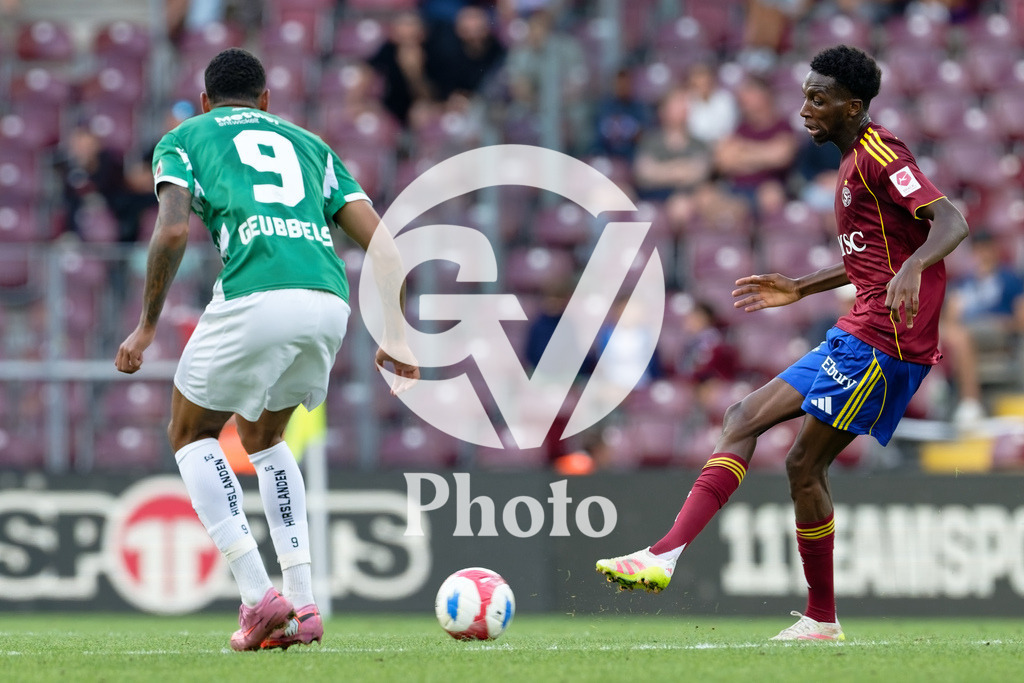 Brack Super League - Servette FC v FC Saint-Gall | Lamine Fomba (11 Servette FC) passes the ball during the Brack Super League match between Servette FC and FC Saint-Gall at Stade de Geneve in Geneva, Switzerland