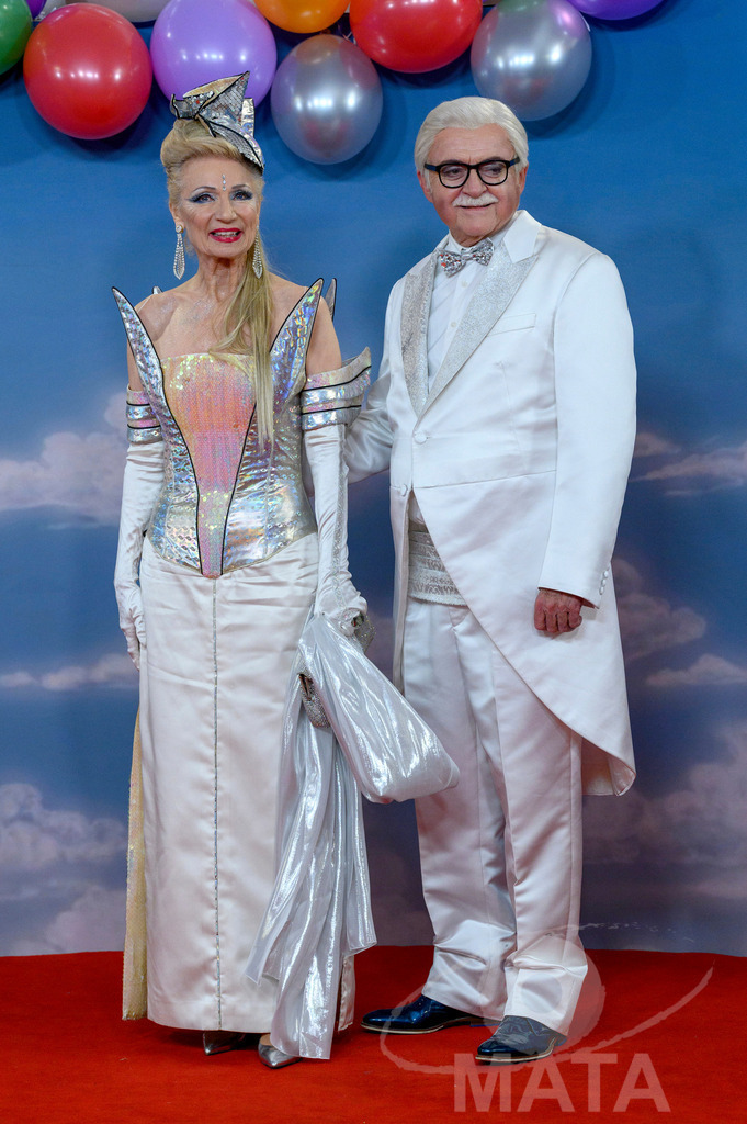 _DWA1216 | Kulturreferentin und zweiten Bürgermeisterin der Stadt Nürnberg, Prof. Dr. Julia Lehner(links) mit Ihrem Gatten Gerd Schmelzer bei der TV-Sendung Fastnacht in Franken 2024. Veitshöchheim, 02.02.2024 Bayern Deutschland - Realisiert mit Pictrs.com