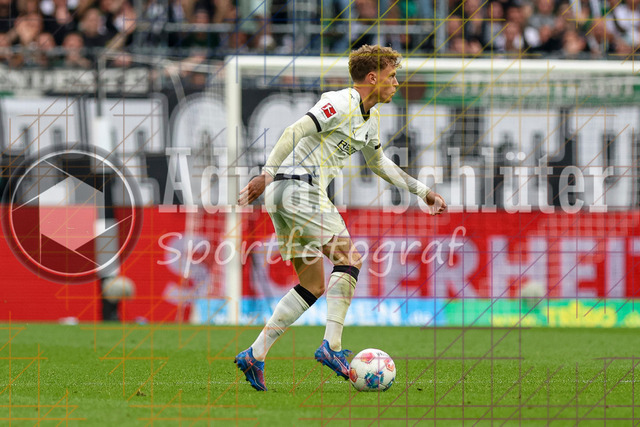 Borussia Mönchengladbach vs SV Werder Bremen - Bundesliga  | Mönchengladbach, Deutschland, 14.09.25:   Robin Hack (Borussia Mönchengladbach) in Aktion am Ball, Einzelaktion waehrend des Spiels der Bundesliga zwischen Borussia Mönchengladbach vs SV Werder Bremen im Stadion im Borussia Park(Foto von Brauer-Fotoagentur / Adrian Schlueter)