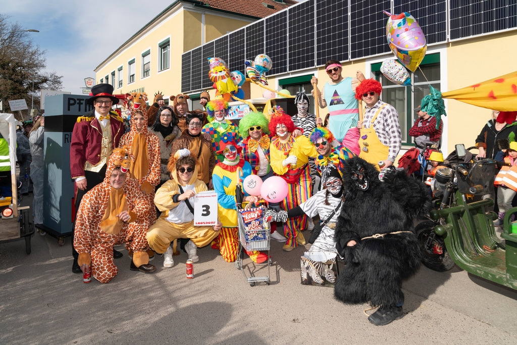 Umzug2025-006_8754 | Fotostrecke: FASCHINGSUMZUG 2025 in Loosdorf. 22 Masken(gruppen)-Teilnehmer: Loosdorfer Vereine, Wirtschaftstreibende, Gemeindeabordnungen sowie Kreditinstitute. rund 700 Besucher entlang der Hauptstrasse. Veranstaltungs-Sicherung durch Mannschaft der FF-Loosdorf mit schwerem Gerät. Maskenprämierung am EKZ-Platz durch Bgm. Thomas Vasku in den Kategorien: Bester Festwagen (Fa. gkonzept-Groissenberger; Beste Personengruppe-ASK-Loosdorf; Beste Einzelperson; Weiteste Anreise-FF Schollach;