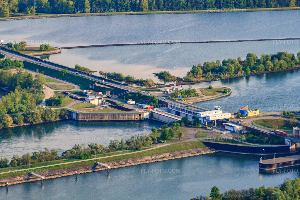Aerial view: Pont de Gambsheim, lock on the Rhine in Gambsheim in the state Bas-Rhin, France. – Photo: IMG_39549.jpg taken on 04/14/2011 by Werner Riehm/FLY-FOTO.com – Resolution of the original: 4752 x 3168 px